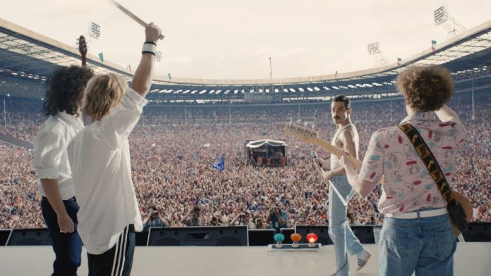Cena do filme Bohemian Rhapsody, sobre o Queen