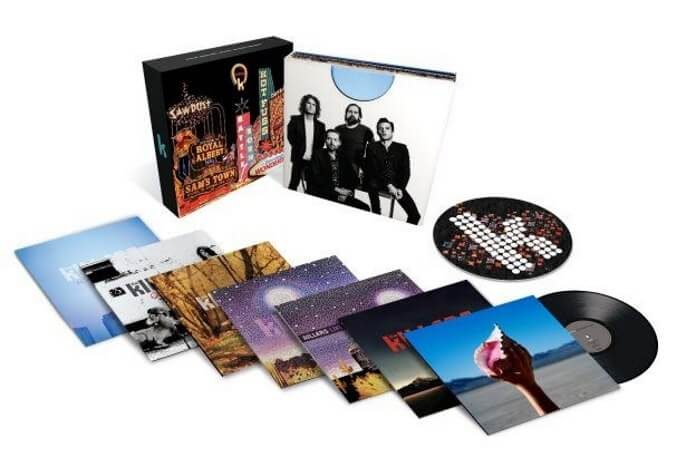 Caixa com discos de vinil do The Killers