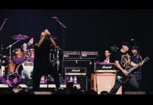 Travis Barker toca com o Strung Out