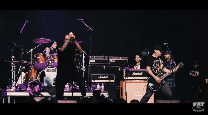 Travis Barker toca com o Strung Out