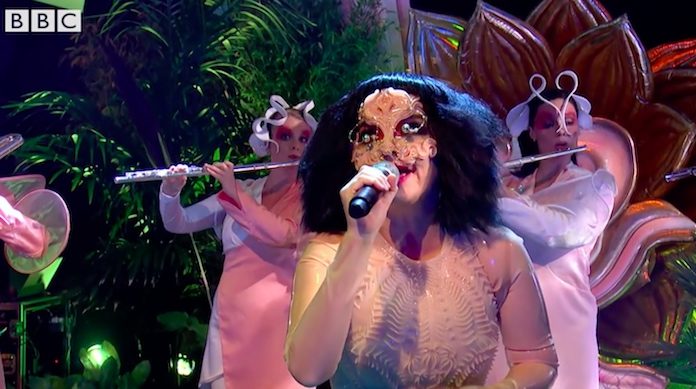 Björk - primeira performance ao vivo na TV em oito anos