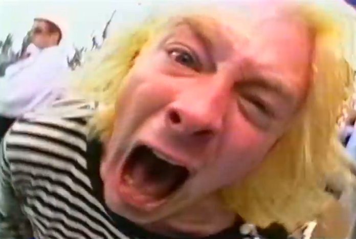 Thom Yorke completamente buneco da cabeça no show do Radiohead na MTV