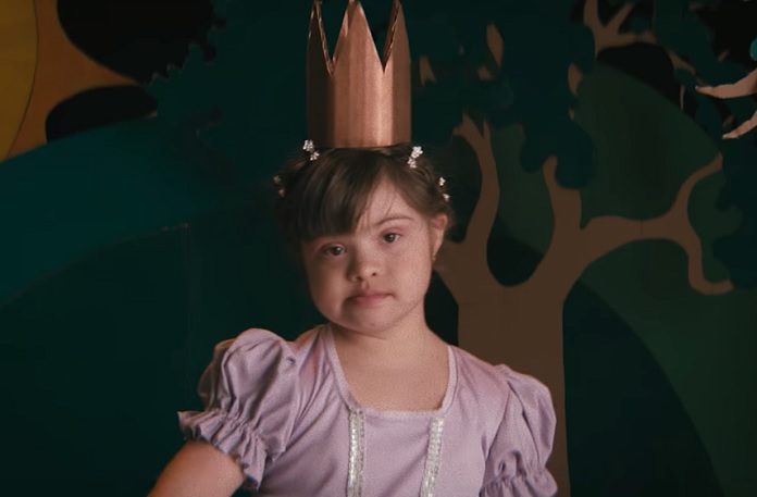 André Cardinali homenageia crianças com Síndrome de Down em novo clipe