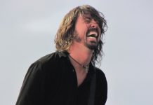 Dave Grohl (Foo Fighters) se mijando de rir