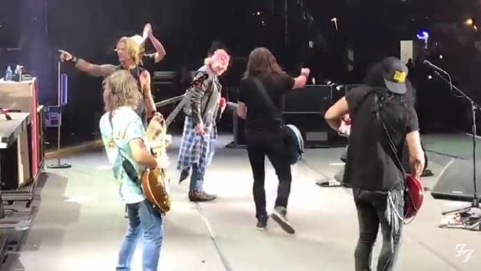 Foo Fighters e Guns N Roses no palco