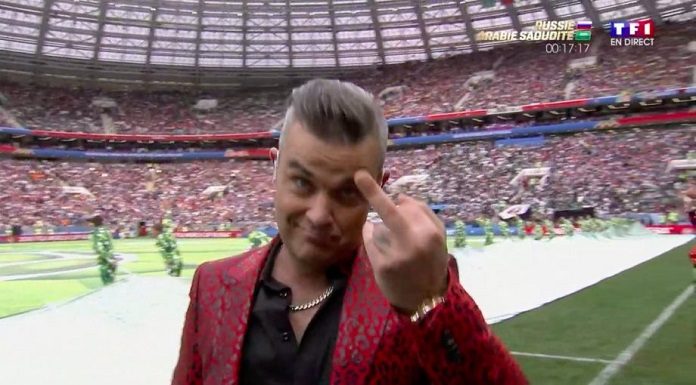 Robbie Williams explica gesto obsceno na abertura da Copa
