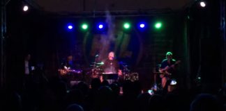 John Lydon espalha cinzas de fã no palco