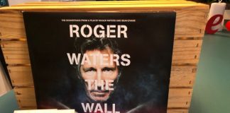 Roger Waters e o vinil de The Wall
