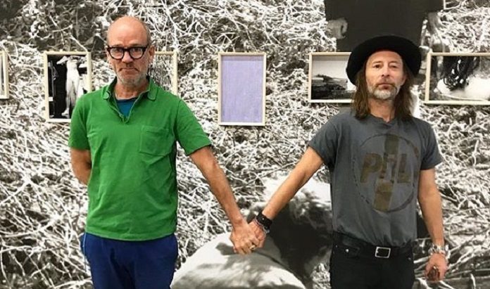 Thom Yorke e Michael Stipe posam de mãos dadas