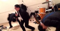 Banda japonesa muito louca bangeando no casamento com música do Converge