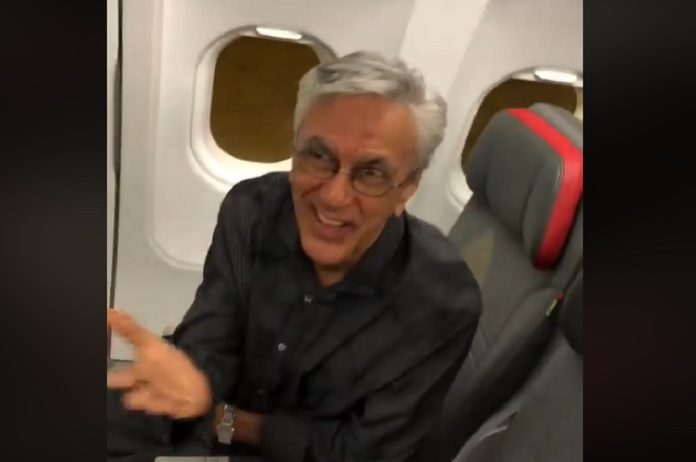 Caetano Veloso homenageado em avião