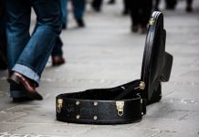 Case de violão na rua, música, artista, dinheiro