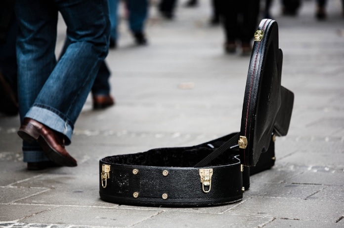 Case de violão na rua, música, artista, dinheiro