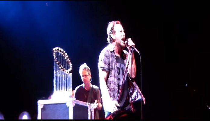 Eddie Vedder (Pearl Jam) tocando Bowie em Chicago