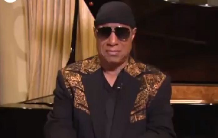 Stevie Wonder se emociona ao falar de Aretha Franklin
