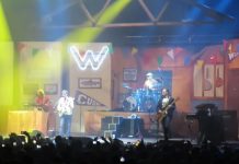 Weezer recria Buddy Holly ao vivo