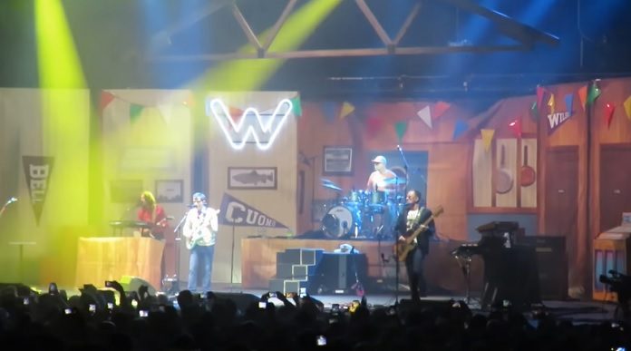 Weezer recria Buddy Holly ao vivo