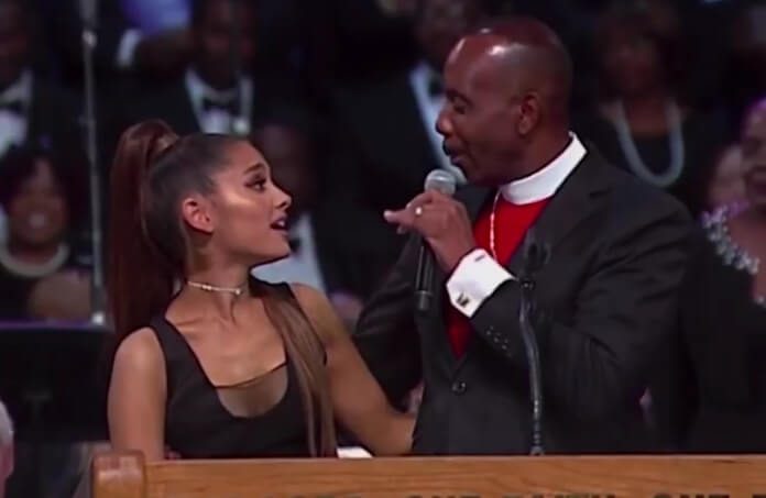 Ariana Grande é assediada por Pastor