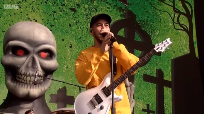 Mike Shinoda com o Sum 41 no Reading Festival