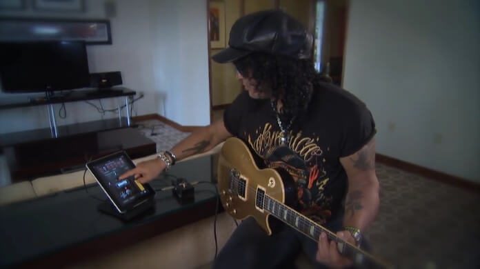 Slash tocando em um iPad