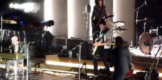 Arctic Monkeys e Miles Kane tocando 505
