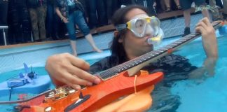 Guitarrista do DragonForce louquíssimo tocando guitarra embaixo da água