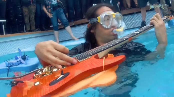 Guitarrista do DragonForce louquíssimo tocando guitarra embaixo da água