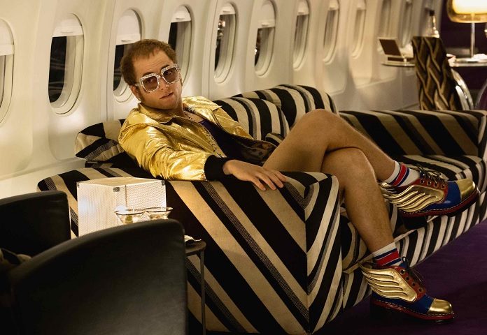 Taron Egerton como Elton John em Rocketman