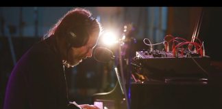 Thom Yorke tocando Unmade nos estúdios da BBC