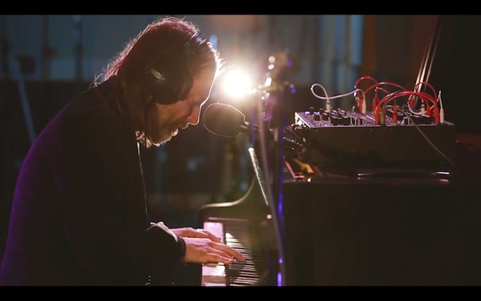 Thom Yorke tocando Unmade nos estúdios da BBC
