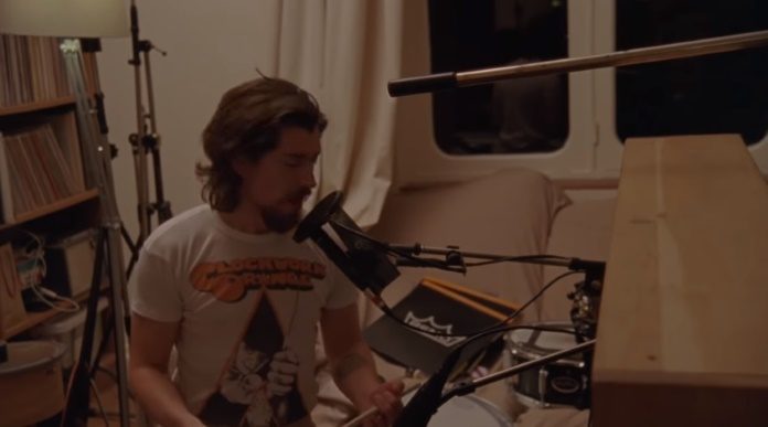 Alex Turner com camiseta de Laranja Mecânica