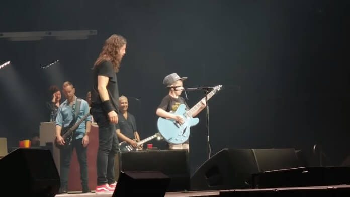 Foo Fighters toca Metallica com jovem fã