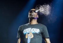 Snoop Dogg fuma no palco, 2016