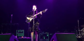 St. Vincent tocando Breaking the Girl do Red Hot Chili Peppers