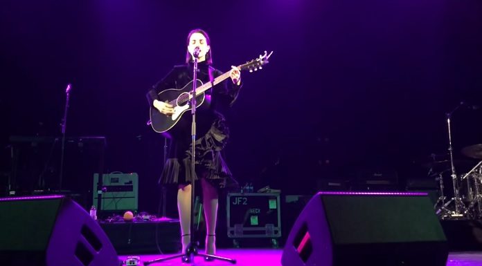 St. Vincent tocando Breaking the Girl do Red Hot Chili Peppers