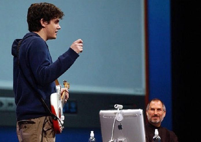 Steve Jobs e John Mayer lançando o Garage Band