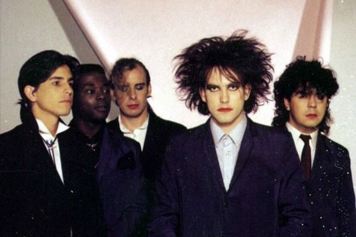 The Cure com Andy Anderson (segundo da esquerda pra direita)
