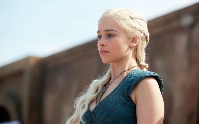 Emilia Clarke como Daenerys em Game of Thrones