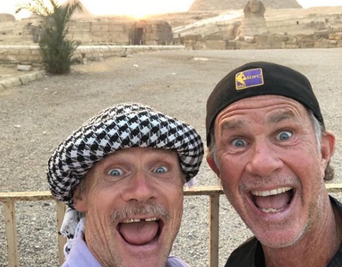 Flea e Chad Smith nas Pirâmides do Egito
