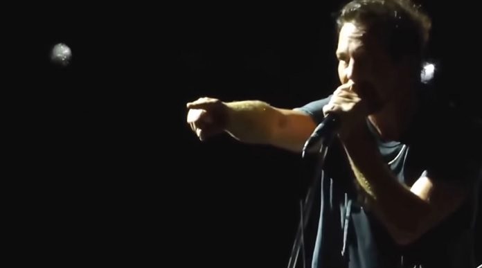 Eddie Vedder parando show do Pearl Jam em 2016