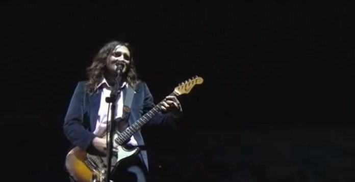 John Frusciante tocando Bee Gees com o RHCP