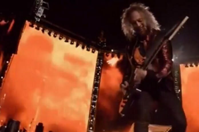 Kirk Hammett cai no palco em Milão