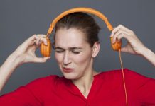 Mulher com fones de ouvido