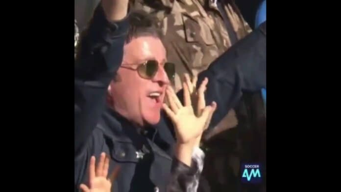 Noel Gallagher comemora com o Manchester City