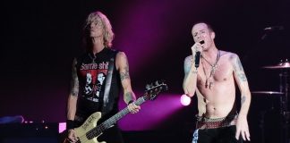 Duff McKagan e Scott Weiland no Velvet Revolver