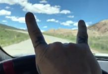 James Hetfield ouvindo heavy metal enquanto dirige