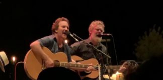 Eddie Vedder e Glen Hansard em Barolo, na Itália