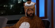 Donald Glover (Childish Gambino) vestido de leão
