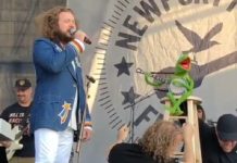 Jim James e Caco o Sapo Kermit Muppets