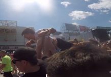Anthony Green e o crowdsurf até o mar na Warped Tour